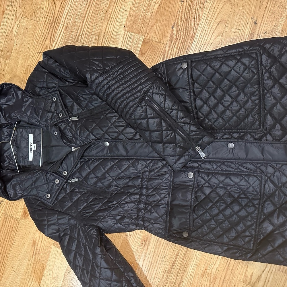 Winter Jacket. DKNY brand. Size M. Good condition. Color black.